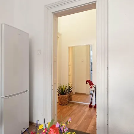 Designer 4br 2 Baths Jewish Quarter Heart Apartment