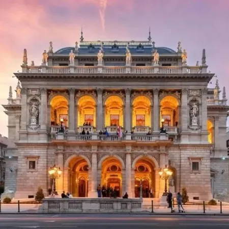 Designer 4br 2 Baths Jewish Quarter Heart Apartment Budapest